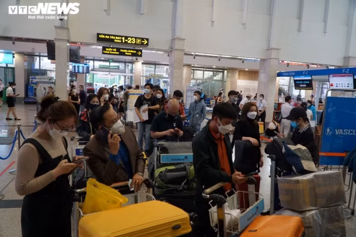 Sân bay Tân Sơn Nhất những ngày này luôn trong tình trạng chật kín khách, ai cũng mong mỏi trở về quê sớm để đón Tết bên người thân sau một năm dịch bệnh khốc liệt. Nguồn: VTC.
