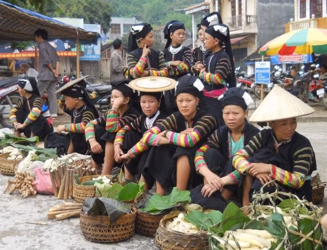 Rộn ràng xuống chợ phiên Đồng Văn ảnh 1