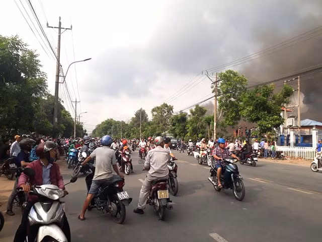 Đang cháy cực lớn trong khu công nghiệp Sóng Thần 2 - 13