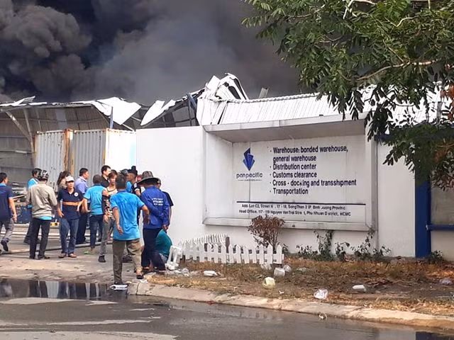 Đang cháy cực lớn trong khu công nghiệp Sóng Thần 2 - 12