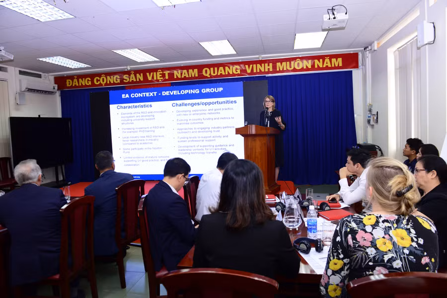 Nhân dịp hội thảo, Hội đồng Anh đã giới thiệu kế hoạch hoạt động của của Mạng lưới các trường ĐH Việt Nam- Vương quốc Anh trong năm 2019- 2020, với sự chủ trì của Trường ĐH Bách khoa Hà Nội (trong vai trò trường Chủ tịch của mạng lưới), sự đồng hành hỗ trợ của Bộ GD&ĐT và Hội đồng Anh tại Việt Nam. Nhân dịp hội thảo, Hội đồng Anh đã giới thiệu kế hoạch hoạt động của của Mạng lưới các trường ĐH Việt Nam- Vương quốc Anh trong năm 2019- 2020, với sự chủ trì của Trường ĐH Bách khoa Hà Nội (trong vai trò trường Chủ tịch của mạng lưới), sự đồng hành hỗ trợ của Bộ GD&ĐT và Hội đồng Anh tại Việt Nam.