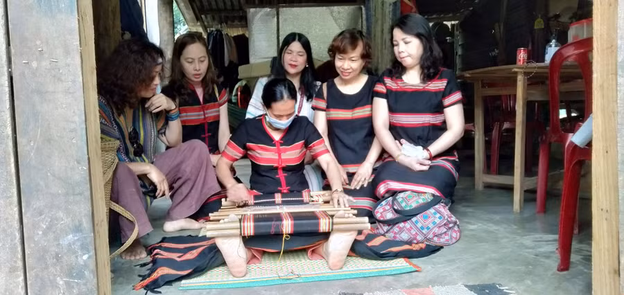 Khách du lịch trải nghiệm nghề dệt thổ cẩm tại thôn Giàn Bí.