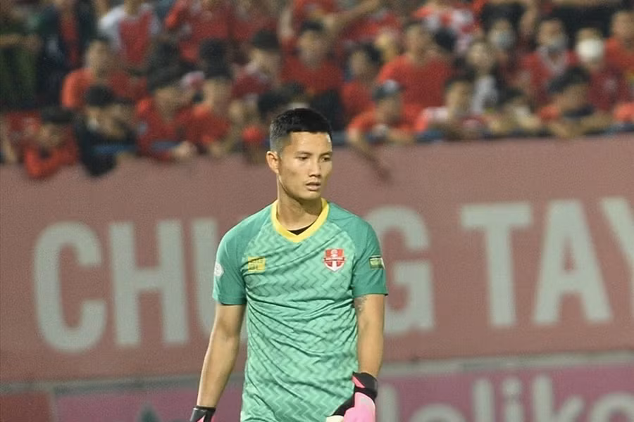 Thủ môn Đình Triệu chấn thương trong trận Hải Phòng FC hoà Bình Định 1-1 ở vòng 19 V.League 2023-2024.