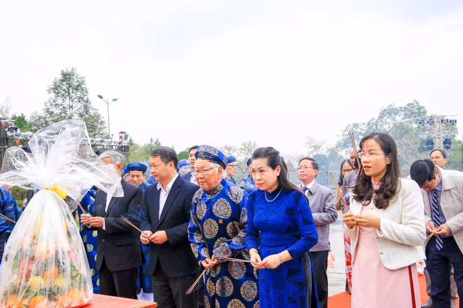 Đông đảo đại biểu và người dân thắp hương kỷ niệm 235 năm Nguyễn Huệ lên ngôi hoàng đế và xuất binh đại phá quân Thanh. Đông đảo đại biểu và người dân thắp hương kỷ niệm 235 năm Nguyễn Huệ lên ngôi hoàng đế và xuất binh đại phá quân Thanh.