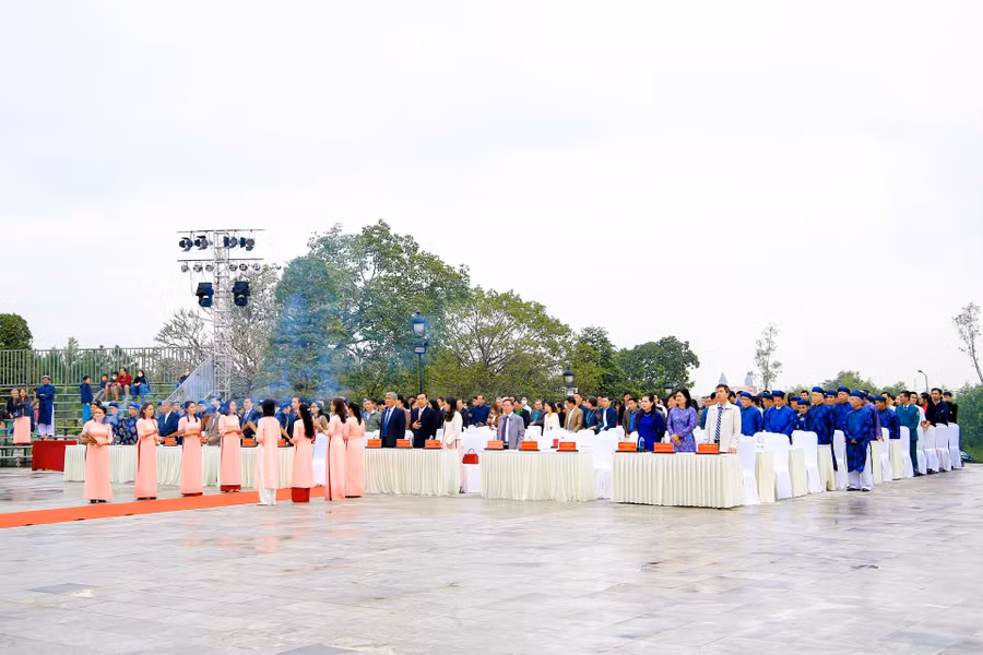 Buổi lễ được diễn ra trong không khí trang nghiêm. Buổi lễ được diễn ra trong không khí trang nghiêm.