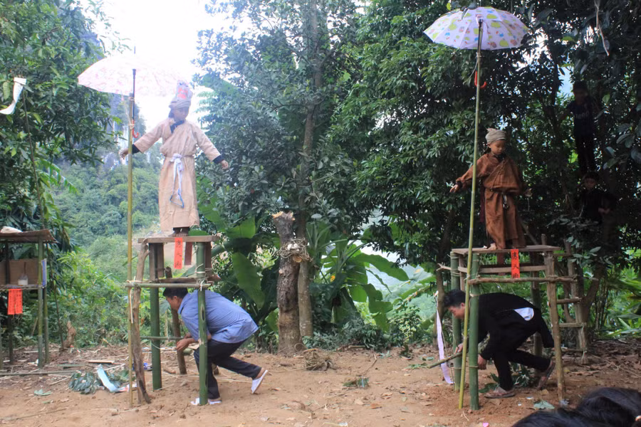 Thông thường những bé trai từ 5 tuổi trở lên khi điều kiện kinh tế gia đình cho phép thì được bố mẹ và dòng họ tạo điều kiện để làm Lễ Cấp sắc.