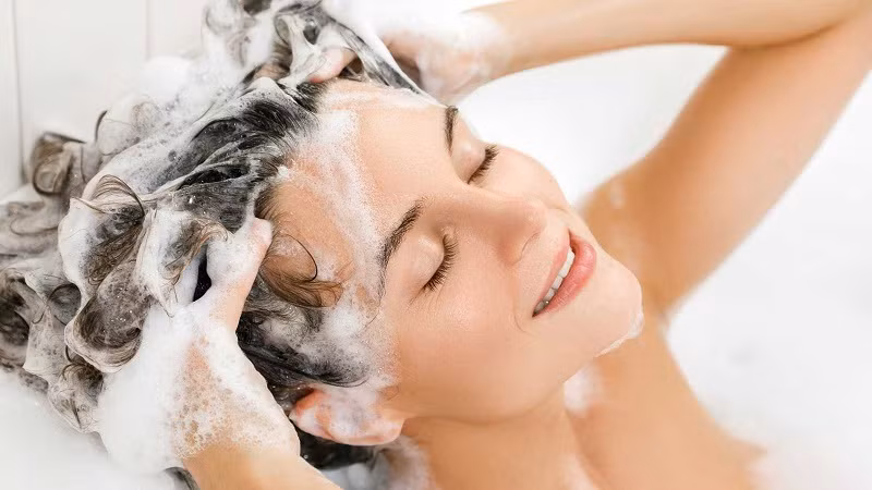 Lựa chọn dầu gội đầu phù hợp có thể giúp bạn có mái tóc khỏe và đẹp. Ảnh: healthshots