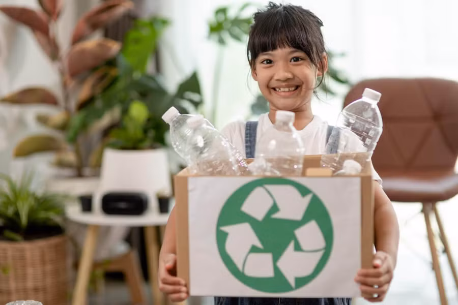 Học sinh học về phân loại và tái chế rác thải.