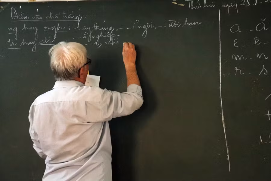 Nét chữ của ông Tư là điều mà bao thế hệ học trò đều ghi nhớ. Ảnh: Bùi Vân Nét chữ của ông Tư là điều mà bao thế hệ học trò đều ghi nhớ. Ảnh: Bùi Vân