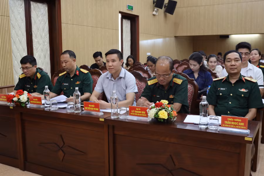 Các đại biểu tham dự chương trình.