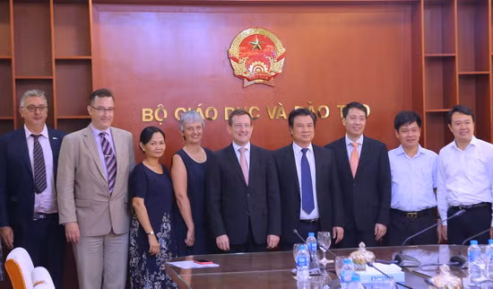 Thứ trưởng Nguyễn Hữu Độ và Đại sứ Bertrand Lortholary cùng các thành viên trong Ban chỉ đạo chụp ảnh lưu niệm. Ảnh: Việt Hà