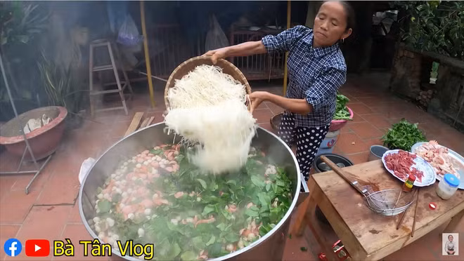 Các nguyên liệu được bà Tân cho vào cùng một lúc.