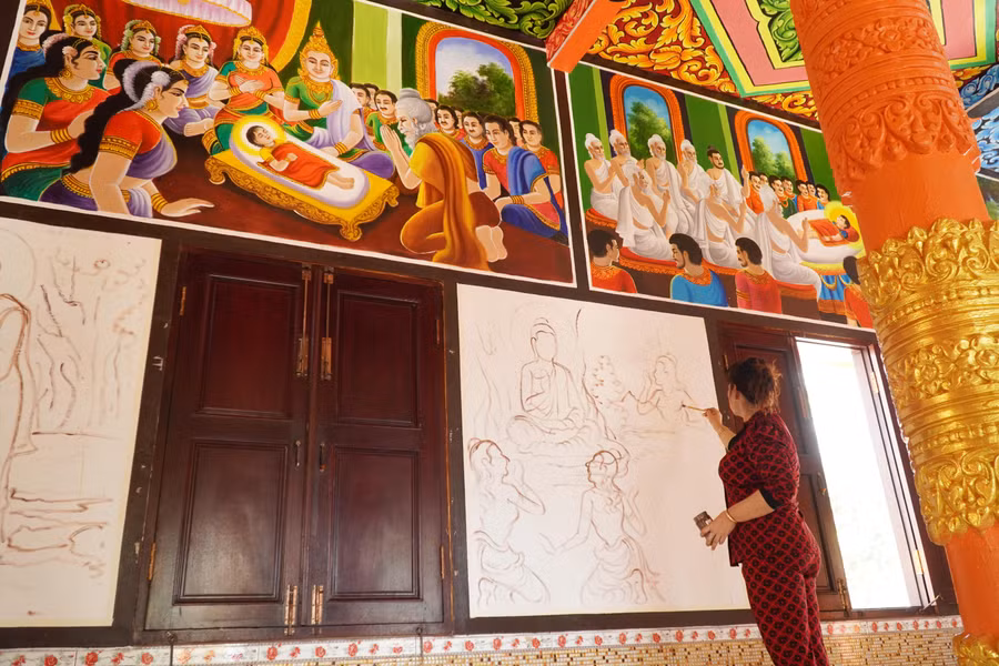 Nghệ nhân Sơn Sà The phác thảo bức tranh.