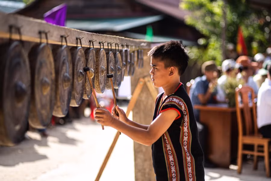 Những đứa trẻ ở làng học đánh cồng chiêng, lưu giữ văn hóa truyền thống dân tộc. Ảnh: UBND xã Đăk Tăng