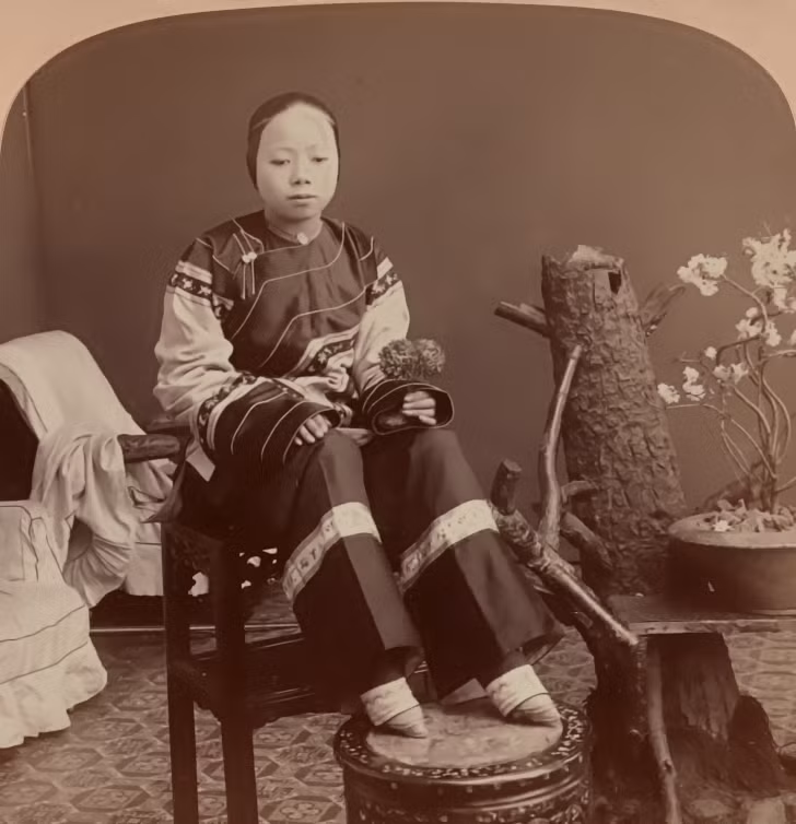Một phụ nữ quý tộc với bàn chân bị bó vào khoảng năm 1900. Một phụ nữ quý tộc với bàn chân bị bó vào khoảng năm 1900.