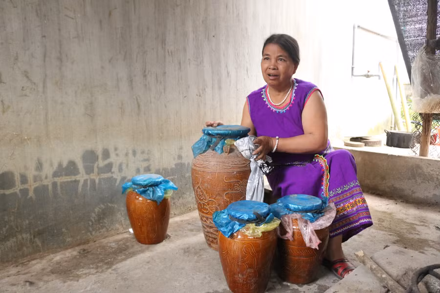 Mỗi gia đình người Jrai ở làng Chốt đều ủ riêng những ghè rượu sử dụng trong dịp lễ, Tết.