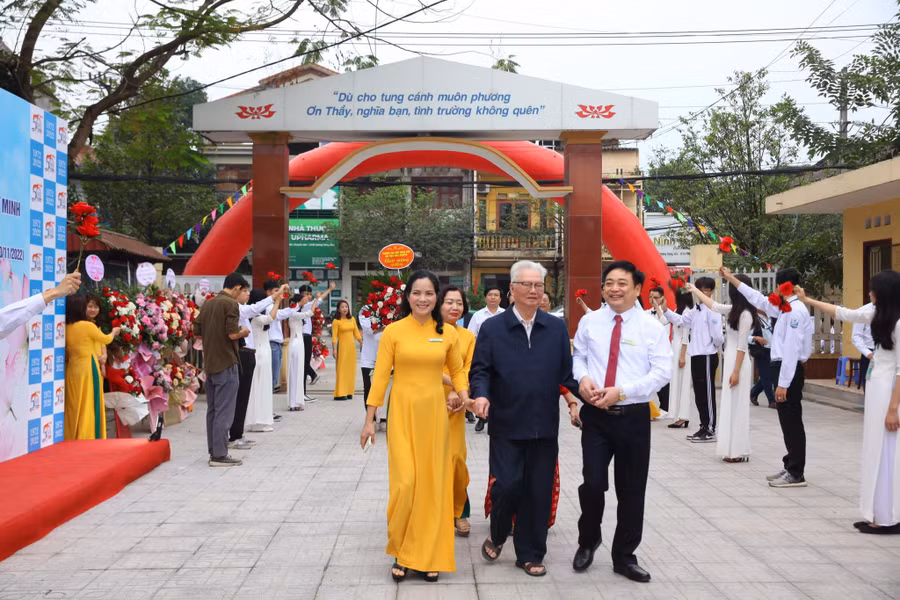 NGND Trịnh Trúc Lâm, nguyên Hiệu trưởng đầu tiên của trường tới dự lễ Kỷ niệm.