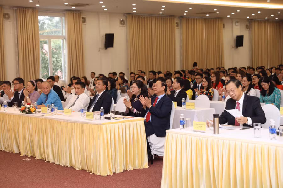 Các thế hệ cán bộ, công nhân viên NXBGD Việt Nam dự lễ kỷ niệm.