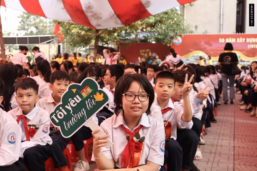 Học sinh trong ngày kỷ niệm thành lập trường.