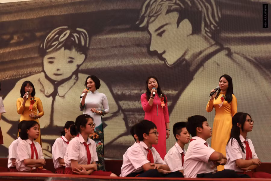 Tiết mục văn nghệ do giáo viên, học sinh nhà trường biểu diễn mừng thành lập trường.