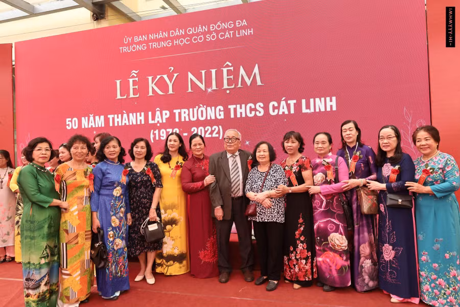 Nhiều thế hệ giáo viên cùng trở lại dự lễ kỷ niệm 50 năm thành lập trường.