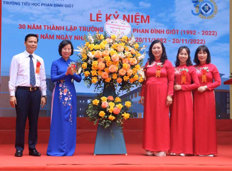 Trường đón nhận lẵng hoa tươi thắm chúc mừng từ cấp chính quyền. Trường đón nhận lẵng hoa tươi thắm chúc mừng từ cấp chính quyền.