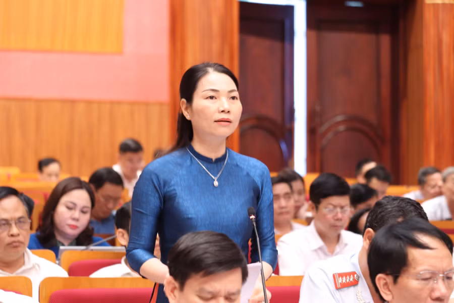 Giám đốc Sở GD&ĐT Nguyễn Thị Thúy trả lời chất vấn. (Ảnh: Đỗ Phương) Giám đốc Sở GD&ĐT Nguyễn Thị Thúy trả lời chất vấn. (Ảnh: Đỗ Phương)