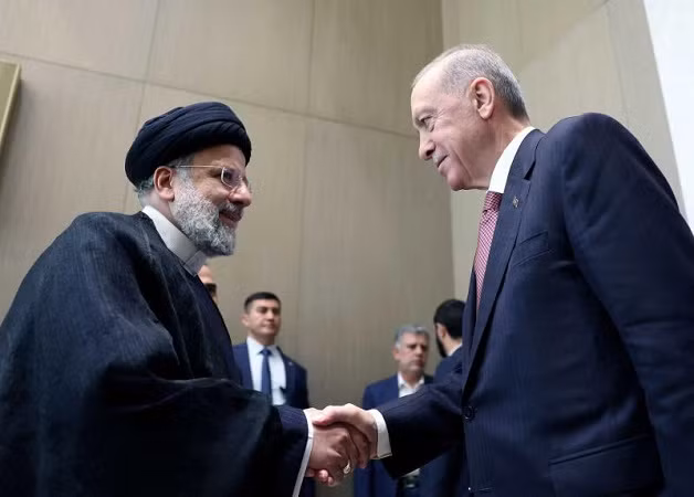 Tổng thống Thổ Nhĩ Kỳ Recep Tayyip Erdogan (phải) và người đồng cấp Iran Ebrahim Raisi