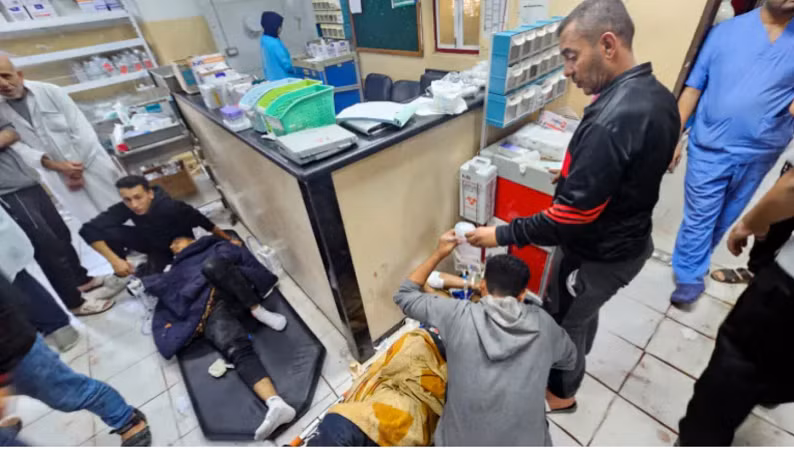 Bệnh nhân nằm trên sàn tại bệnh viện Indonesia sau khi bệnh viện Al-Shifa ngừng hoạt động