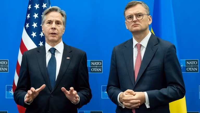 Ngoại trưởng Mỹ Antony Blinken (trái) và Ngoại trưởng Ukraine Dmitry Kuleba tại trụ sở NATO ở Brussels, ngày 29/11/2023
