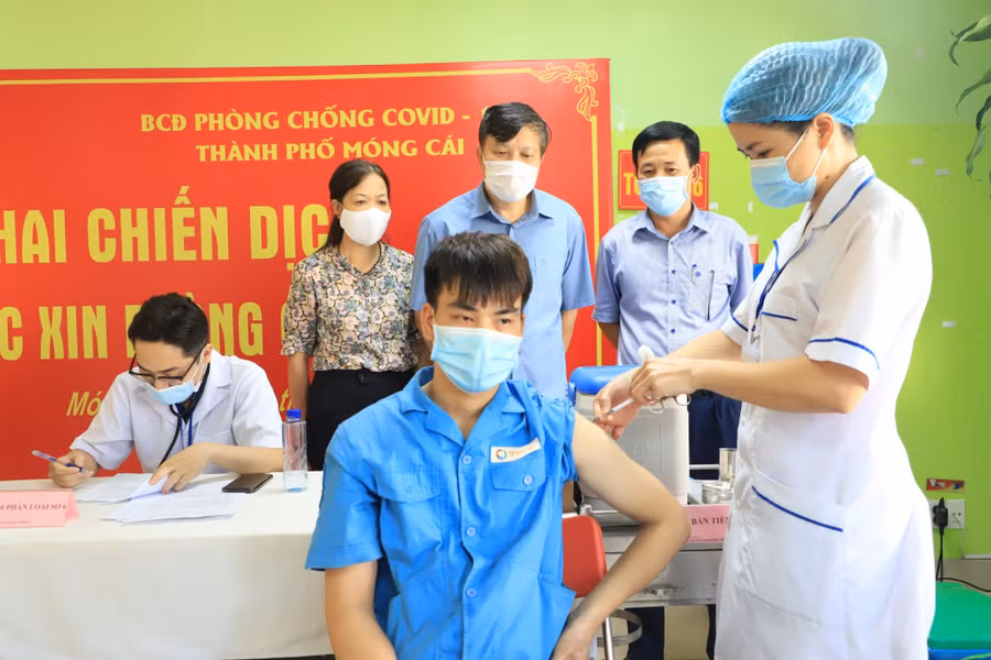 Ngành Y tế Quảng Ninh tiêm vắc xin Vero Cell của Sinopharm cho người dân. Ảnh: Sở Y tế Quảng Ninh.