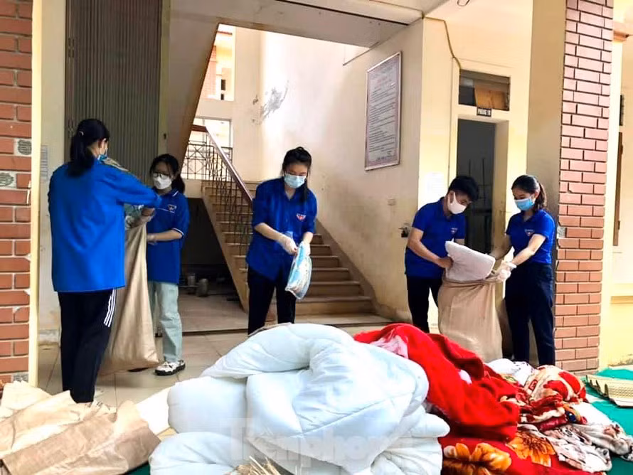 Nghệ An hiện có khoảng 500 trường học được trưng dụng làm khu cách ly tập trung cho người dân trở về từ vùng dịch. Nhằm đảm bảo an toàn trước thềm năm học mới, tuổi trẻ Nghệ An ra quân dọn dẹp, tổng vệ sinh, khử khuẩn tại các điểm trường chuẩn bị đón học sinh đi học trở lại. Nguồn: TPO.