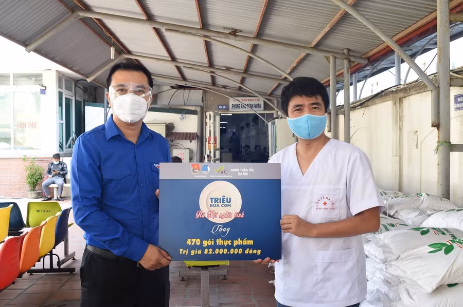 Bữa ăn gửi tặng người khó khăn ở Hà Nội những ngày giãn cách. Chương trình “Triệu bữa cơm - Hà Nội nghĩa tình” được tổ chức với mục tiêu giúp đỡ người khó khăn trong dịch Covid-19. Nguồn: Zing.