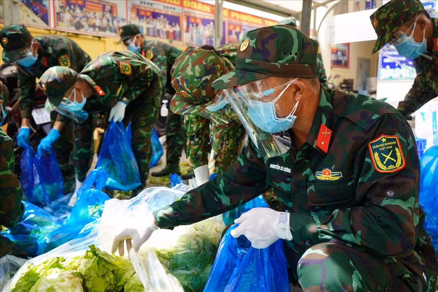 Cũng trong thời gian siết chặt giãn cách xã hội, tại các khu vực dân cư, xóm trọ, lực lượng chiến sĩ quân đội chuẩn bị sẵn sàng lương thực, thực phẩm để giao đến tận tay người dân giúp người dân yên tâm chống dịch. Nguồn: LĐO.