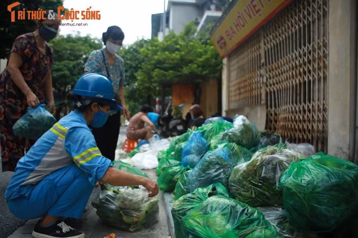 Theo chị Ngoan, tiền mua rau chủ yếu do các nhà hảo tâm đóng góp. Ảnh: Tri thức và cuộc sống.