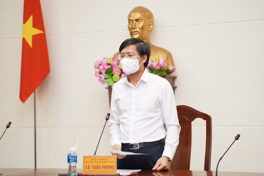 Chủ tịch UBND tỉnh Bình Thuận Lê Tuấn Phong phát biểu tại cuộc họp. Ảnh: Cổng TTĐT Bình Thuận.