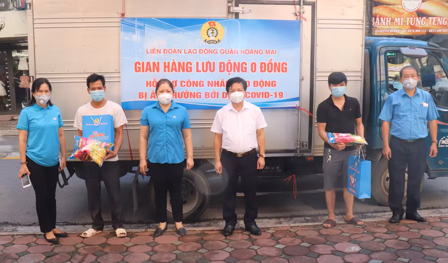 Ngày 18/8, những gian hàng 0 đồng của các tổ chức chính trị - xã hội các quận trên địa bàn thành phố Hà Nội tiếp tục trao những món quà nghĩa tình tới tay những người có hoàn cảnh khó khăn. Nguồn: Hà Nội mới.