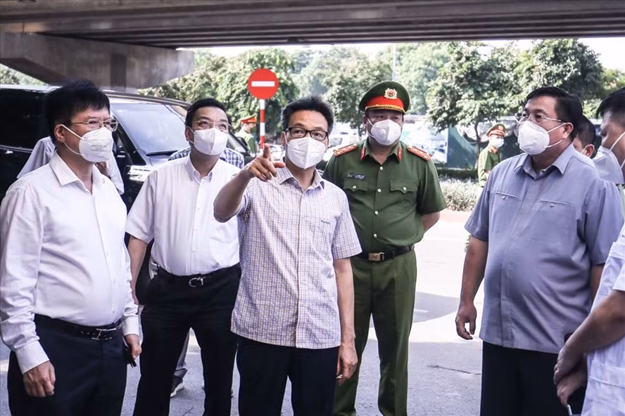 Phó Thủ tướng Vũ Đức Đam cùng đoàn kiểm tra thị sát một số khu vực tại Hà Nội. Ảnh: LĐ.