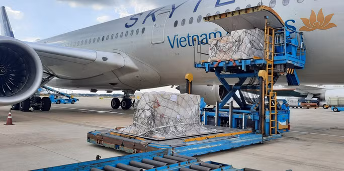 Hơn 203.000 bộ xét nghiệm nhanh Covid-19 do chính quyền các bang của Đức trao tặng cho Chính phủ Việt Nam đã hạ cánh tại TP Hồ Chí Minh. Ảnh: VNA.