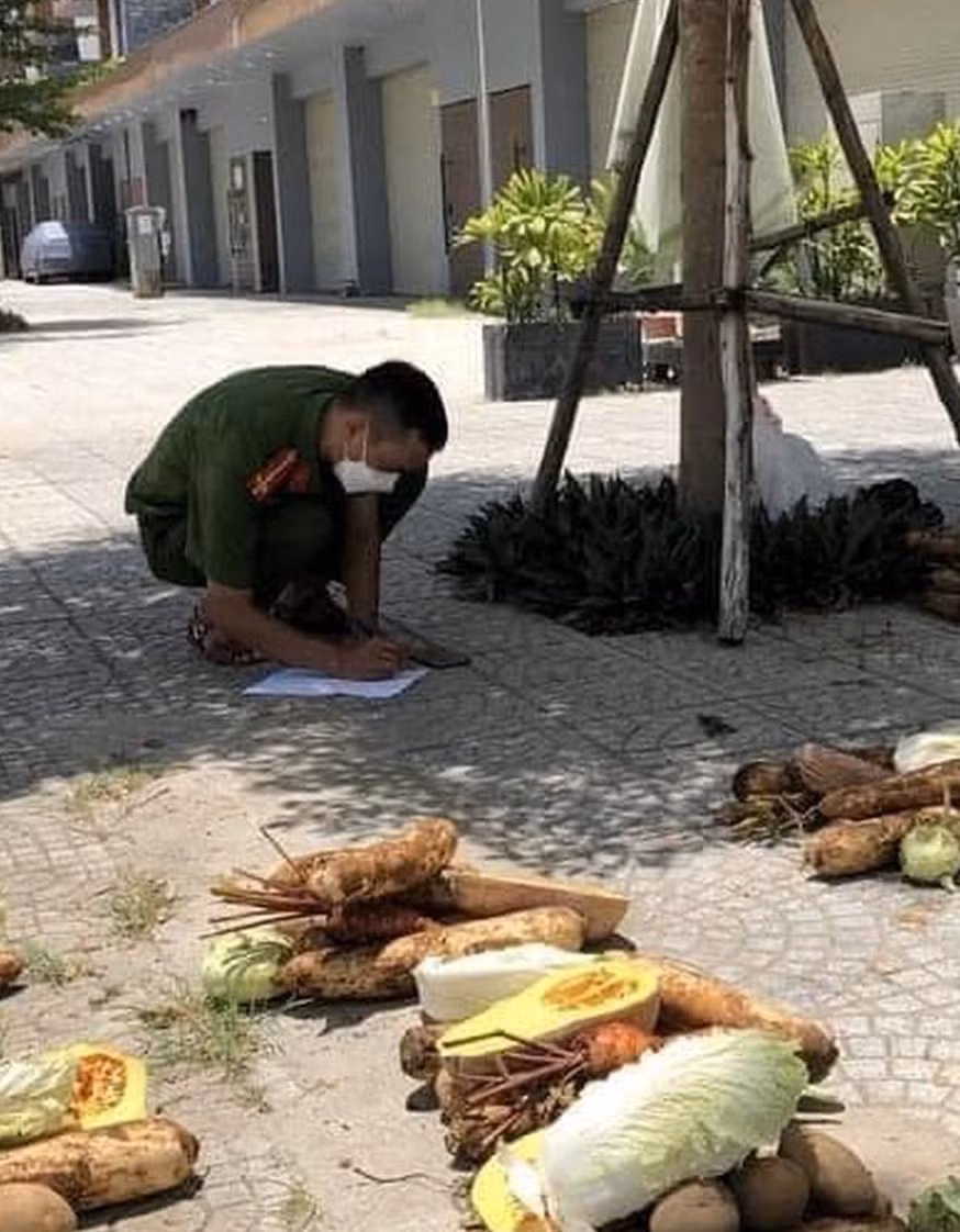 Hình ảnh Thượng úy Nguyễn Thanh Lam (Đà Nẵng) ngồi bệt trên vỉa hè, tay cầm sổ sách tỉ mỉ tính toán khẩu phần các loại rau củ khiến nhiều người xúc động. Nguồn: Zing.