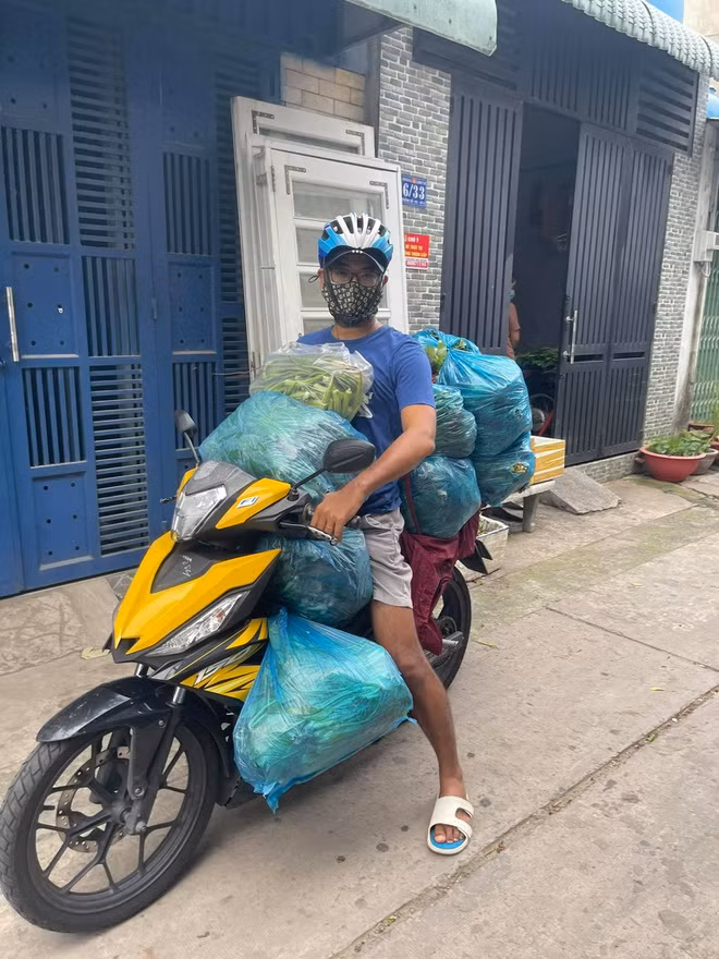 Từ ngày 27/6, thầy Toàn bắt đầu nhận những xe rau củ từ các tỉnh Bến Tre, Long An, Gia Lai và những nhà hảo tâm tại TP Hồ Chí Minh. Nhóm của thầy nhận, phân chia, mua sắm nhu yếu phẩm rồi chuyển tới người lao động nghèo, các ngôi chùa để nấu cơm cho người vô gia cư. Trong ảnh: Thầy Dương Quốc Toàn vận chuyển rau củ cho người lao động chịu ảnh hưởng của dịch Covid. Nguồn: Zing.