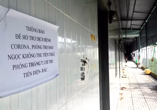 Chủ khu nhà trọ Bảo Ngọc (ấp 3, xã Long Thọ, huyện Nhơn Trạch, Đồng Nai) đã quyết định miễn tiền phòng trong tháng 7 (1,1 triệu đồng) để chia sẻ khó khăn với người lao động trong dịch bệnh. Ảnh: VGP.
