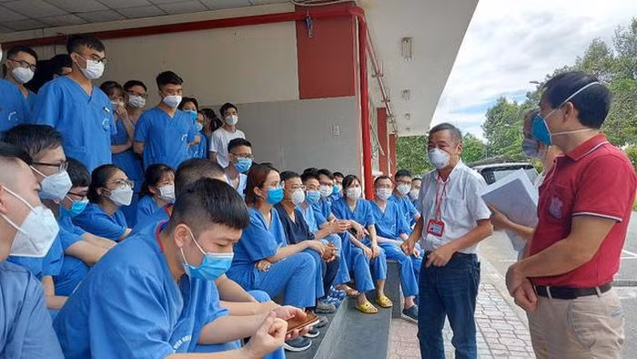 100 bác sĩ nội trú của Đại học Y Hà Nội mang trái tim nhiệt huyết tới Bình Dương chống dịch. Ảnh: SKĐS.