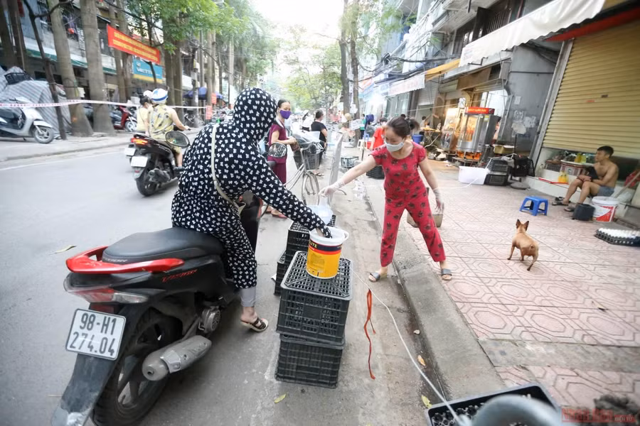 Sau khi nhận một món hàng, bạn nên xịt khuẩn toàn bộ phía ngoài gói hàng rồi mới bóc dỡ sản phẩm ra. Ảnh minh họa.