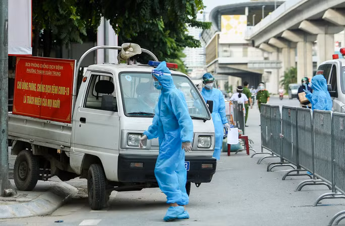 Lực lượng chức năng làm công tác phòng chống dịch tại phường Thanh Xuân Trung, quận Thanh Xuân, Hà Nội. Ảnh: Ngô Nhung.