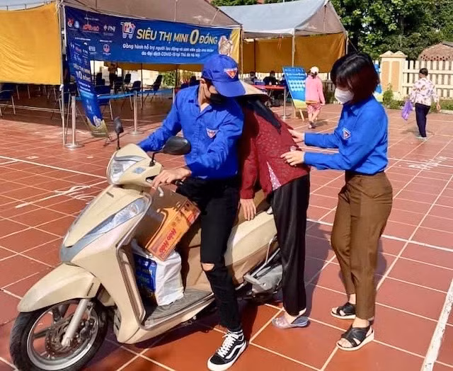 “Siêu thị 0 đồng” đến với người dân khó khăn ở Sóc Sơn, Hà Nội. Trong ảnh: Người già, đối tượng khuyết tật được thanh niên tình nguyện huyện Sóc Sơn hỗ trợ đưa về tận nhà. Nguồn: KTĐT.
