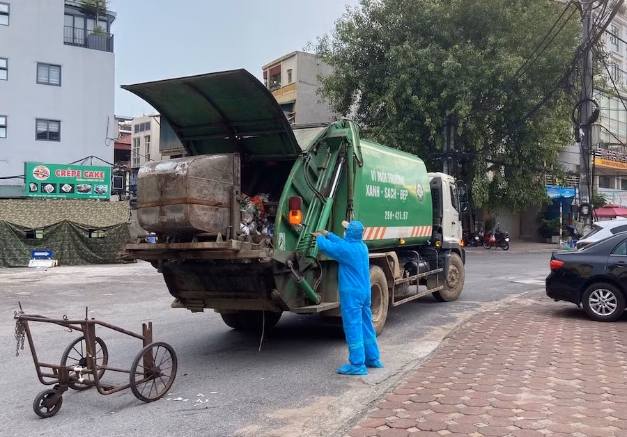 40 công nhân môi trường tình nguyện làm nhiệm vụ tại hai phường Văn Miếu và Văn Chương (quận Đống Đa) đang cách ly y tế. Nguồn: Hà Nội Mới.
