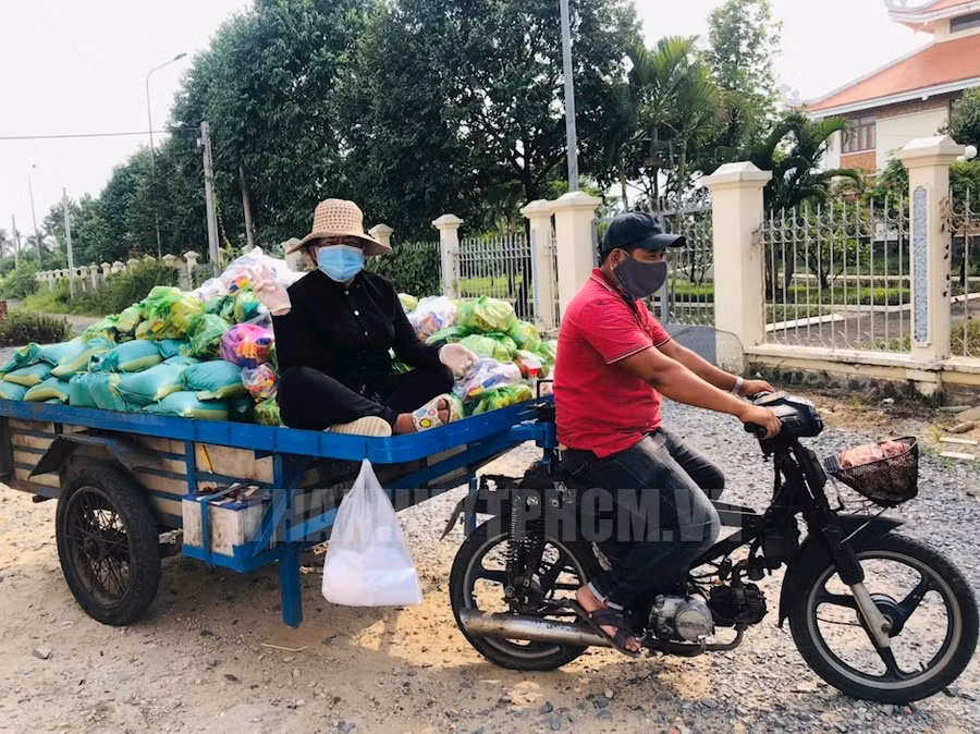 Chủ nhà trọ Nguyễn Ngọc Trâm, khu phố Ích Thạnh, phường Trường Thạnh với chuyến xe chở những phần lương thực, thực phẩm đến người thuê trọ và người dân khó khăn ở TP Hồ Chí Minh. Nguồn: Trang tin điện tử Đảng Bộ TP Hồ Chí Minh.