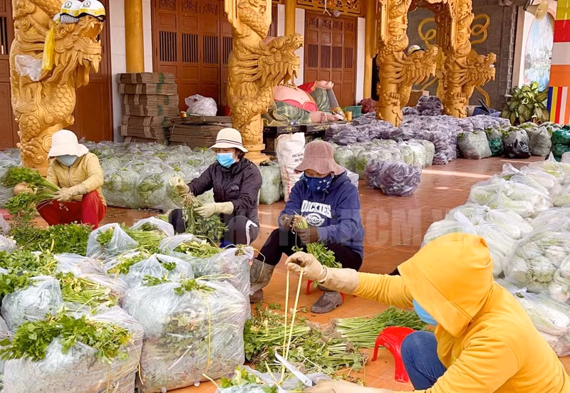Các chùa tiếp tục lan tỏa phong trào bữa cơm yêu thương hỗ trợ người dân phòng, chống dịch ở TP Hồ Chí Minh. Nguồn: Đảng bộ TP Hồ Chí Minh.
