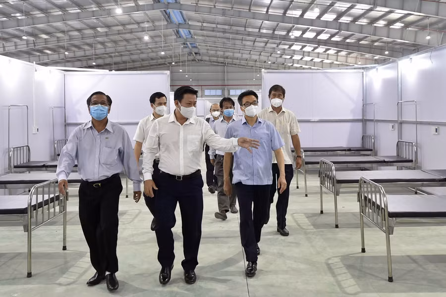 Phó Thủ tướng Vũ Đức Đam kiểm tra công tác chuẩn bị Bệnh viện Dã chiến số 1 (tại Khu công nghiệp Thành Thành Công, thị xã Trảng Bàng, tỉnh Tây Ninh). Nguồn: VGP.